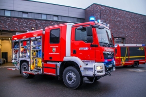 Feuerwehrfahrzeug LF KATS 5-1 von der rechten Seite mt geöffneten Staufächern